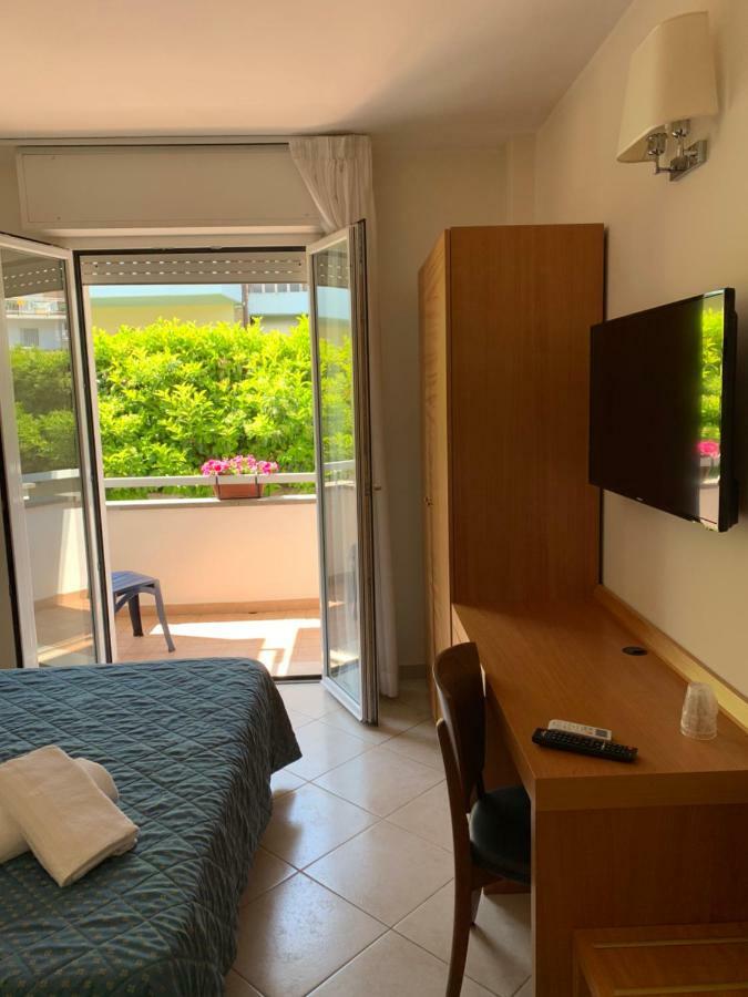 Hotel Mare Azzurro Terracina Exterior photo