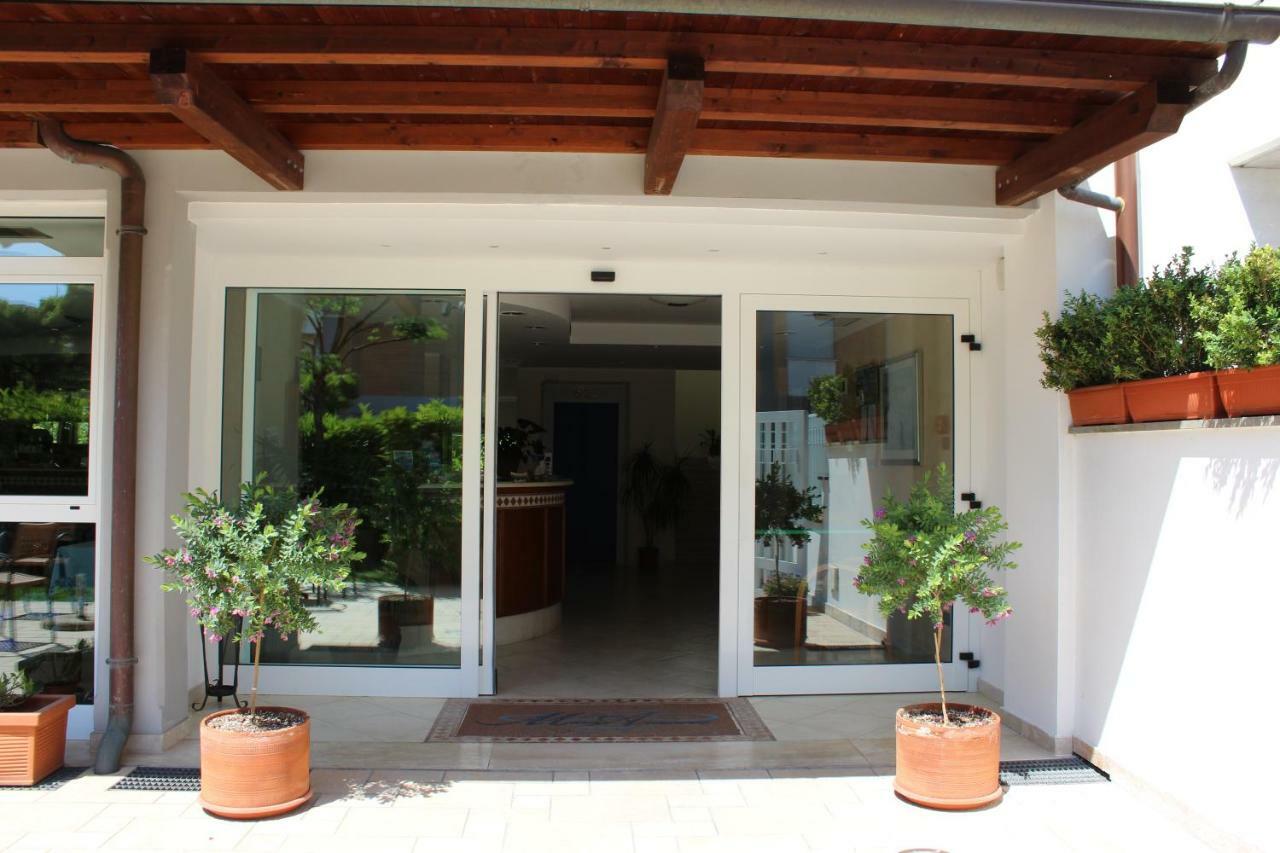 Hotel Mare Azzurro Terracina Exterior photo